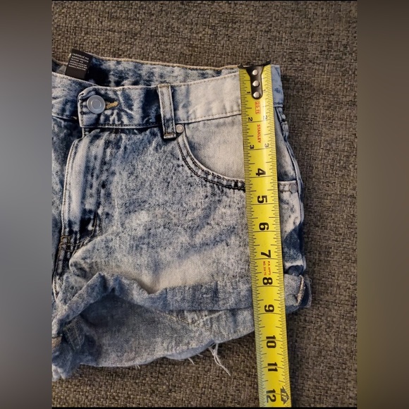 Forever 21 Cuffed Jean Shorts Size 29 Daisy Dukes/ Short Shorts Acid Wash - Picture 2 of 9